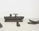 Bronsfigurer av Suzanne Nessim: ett barn och ett rådjur i en båt, kaniner och en fågel.