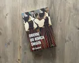 Okładka książki "Oberki do końca świata" Wita Szostaka, z ludowym motywem postaci w tradycyjnych strojach.