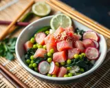 Un délicieux poke bowl avec du thon cru, des petits pois, des radis, des algues et du riz. Une recette fraîche et colorée.