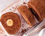 Rolada biszkoptowa przepis na dużą blachę z bananem w środku. Pyszny deser na każdą okazję.