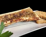 Os à moelle rôti, assaisonné d'herbes et de poivre, servi avec des toasts croustillants. Une recette os à moelle gastronomique à savourer.