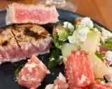 Perfekt grillad tonfisk med en fräsch sallad av vattenmelon, gurka och fetaost. En härlig sommarrätt!