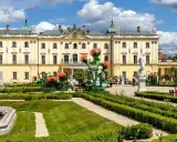 Pałac Branickich w Białymstoku, znany z pięknych ogrodów i rzeźb, to jedna z głównych atrakcji miasta.