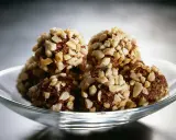 Chokladiga havrebollar, rullade i hackade nötter. Ett enkelt och gott havrebollar recept för fikat.