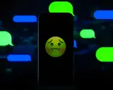Smutna buźka na ekranie telefonu, otoczona zielonymi i niebieskimi dymkami czatu. Czy to znak, że nawet iMessage potrafi zasmucić?