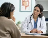 Medico ascolta paziente preoccupata, discutendo possibili resolor effetti collaterali.