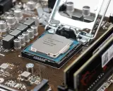 Carte mère avec processeur Intel Core i5, un des meilleurs processeurs PC portable pour la performance. RAM installée.