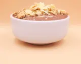 Czekoladowy pudding proteinowy z płatkami migdałów i pokruszonymi ciasteczkami. Czy pudding proteinowy jest zdrowy? To zależy od składników!