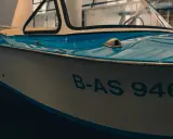 B-AS 946, jeden z klasycznych nazwy łodzi motorowych, błyszczy w słońcu.