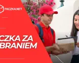 Kurier wręcza paczkę, kobieta podpisuje odbiór. Szybka dostawa, bez problemów z nieodebrana przesyłka zwrot kosztów.
