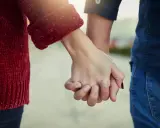 Mani che si stringono, simbolo del significato dell'ancora in amore: stabilità, sicurezza e un legame profondo che resiste alle tempeste.