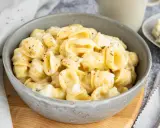 Orecchiette in cremiger Gorgonzola-Sauce, bestreut mit Pfeffer. Ein köstliches Nudelgericht, das Lust auf mehr macht.