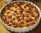 Ein frisch gebackener Kirschenmichel im weißen Auflaufform, bereit zum Servieren. Das Kirschenmichel Rezept ist ein Genuss!