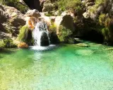 Cascada en la ruta río verde, con aguas cristalinas y vegetación exuberante.