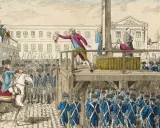 Ein Mann hält einen Kopf hoch, während die Guillotine in Frankreich bereitsteht. Soldaten und eine Menge beobachten die Hinrichtung.