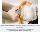 Kobieta z termoforem na brzuchu. To wyrób medyczny, który przynosi ulgę.
