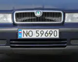 Niebieska Skoda z tablicą rejestracyjną NO 59690.