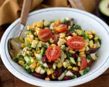 Bunter Kidneybohnen Salat mit Mais, Avocado und Tomaten. Ein erfrischender Genuss für warme Tage.