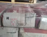 Stos cementu 32,5 kg w workach, owiniętych folią.