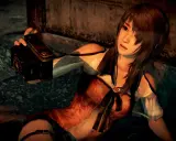 Dziewczyna z kamerą w ręku, gotowa na fatal frame. Mroczna atmosfera i niepokój.