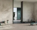 Elegante soggiorno con parete tv decorata da carta da parati a tema fogliame tropicale.