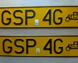 Dwie żółte rejestracje z napisem GSP 4G i symbolem starego samochodu.