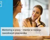 Dwie kobiety rozmawiają, jedna słucha uważnie. To przykład mentoringu, jednej z kluczowych metod rozwoju pracowników.