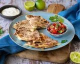 Här är ett läckert quesadillas recept! Krispiga quesadillas med smält ost, serverade med salsa, gräddfil och lime.