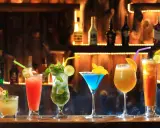 Kolorowe drinki na wesele, od orzeźwiającego mojito po egzotyczne koktajle, gotowe do świętowania.