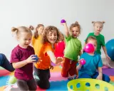 Zabawy integracyjne dla dzieci: Przełam lody, buduj więzi!