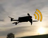 Drohne im Flug mit leuchtenden roten Lichtern und einer stilisierten DJI Antenne, die ein Funksignal aussendet.