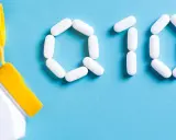 Białe kapsułki ułożone w kształt "Q10" obok otwartego pojemnika. Zastanawiasz się nad koenzym q10 – przeciwwskazania?