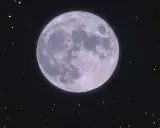 Pleine lune violette dans un ciel étoilé. Elle semble porter en elle 15 significations, un mystère cosmique.