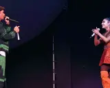 Justin Bieber i Ariana Grande na scenie, śpiewają razem. Wyglądają, jakby byli "stuck with u" na zawsze.