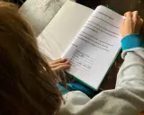 Kind löst ein Eichhörnchen-Rätsel, die Antworten sind bereits eingetragen. Eine leichte eskalation bei hausaufgaben, da die Antworten teils unleserlich sind.