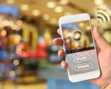 Dłoń trzyma smartfon Huawei, na ekranie którego widać interfejs odtwarzacza wideo z przyciskiem "PLAY" i "SHARE", sugerujący dostęp do treści z Google Play.