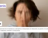 Una persona con il volto coperto dalle mani, con un'espressione turbata. Il testo parla di paranoia, descrivendo come chi ne soffre percepisce gli altri come pericolosi.