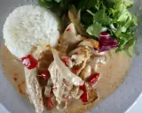 En krämig mango chutney kyckling med ris och en fräsch sallad. En härlig rätt med smak av Indien.