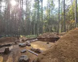 W lesie trwa wykopaliskowa praca archeologiczna. Odkryto kamienny krąg, być może pozostałość po dawnym kurhanie.