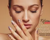Czy baza po utwardzeniu jest lepka? Dowiedz się, jak uzyskać idealny manicure hybrydowy. Piękna kobieta z paznokciami.