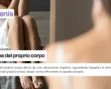 Persona seduta, che si guarda allo specchio, con un'espressione di disagio. Il testo parla di vergognarsi del proprio corpo.