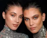 Dos modelos con maquillaje dorado en los ojos, ideal para saber como maquillar ojos grandes.
