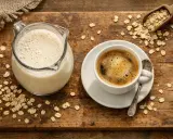 Kaffee mit Hafermilch: eine köstliche Kombination. Die Kalorien sind gering, perfekt für einen gesunden Start in den Tag.