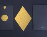 Elegantes ideas para postales navideñas: sobre azul con detalles dorados de estrellas y un rombo central.