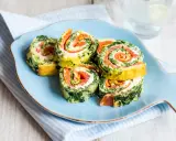 Rouladen mit Lachs und Spinat auf einem Fisch-Teller. Leckere Morbus Crohn Rezepte, die gut verträglich sind.