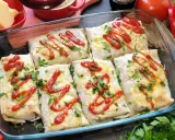Zapiekana tortilla z mięsem mielonym, posypana serem i natką pietruszki, polana ketchupem. Pyszne danie prosto z piekarnika.