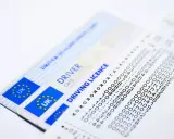 Brytyjskie prawo jazdy za granicą i wydruk z tachografu. Dokumenty niezbędne do podróży i pracy kierowcy.