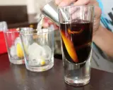 Kolor calvados z czym łączyć? Ten ciemny, bursztynowy alkohol z pomarańczą i lodem wygląda pysznie.