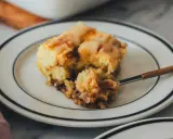 Ein Stück saftiger Zimtschneckenkuchen mit Zuckerguss, perfekt für ein Zimtschneckenkuchen Rezept.