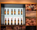 Butelki amaro Lucano stoją na półkach, tworząc elegancką ekspozycję.